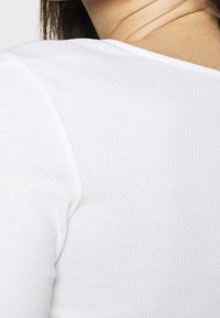 Monki Långärmad tröja - white