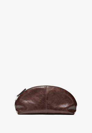 Braune Kosmetiktasche aus Leder mit abgerundeter Form, glatter Textur und Reißverschluss entlang der Oberseite. Minimalistisches Design, keine sichtbaren Muster.