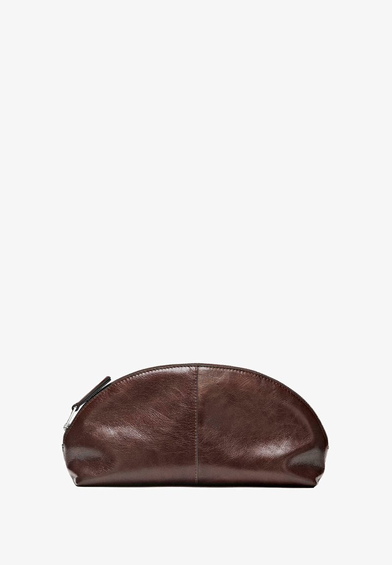 Bruine leren cosmetische tas met een afgeronde vorm, gladde textuur en een ritssluiting aan de bovenkant. Minimalistisch ontwerp, zonder zichtbare patronen.