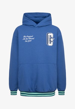 Felpa blu realizzata in morbido tessuto, con tasca frontale, polsini a coste, orlo a righe e logo stampato sul petto e sulla manica.