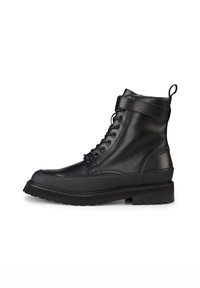 Botas de piel negra hasta el tobillo con un acabado suave, punta redonda, suela plana y diseño con cordones; cuenta con una pestaña lateral y soporte reforzado en el tobillo.