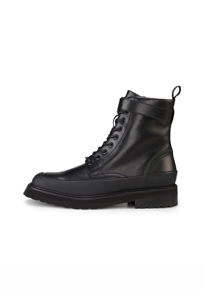 Botas de piel negra hasta el tobillo con un acabado suave, punta redonda, suela plana y diseño con cordones; cuenta con una pestaña lateral y soporte reforzado en el tobillo.