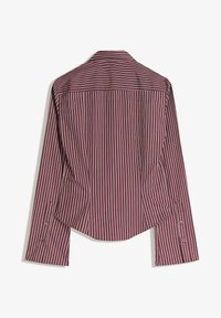 Randig långärmad skjorta i vinrött och vitt, med spetsig krage, knäppbara manschetter och en konisk design för en figurnära silhuett.
