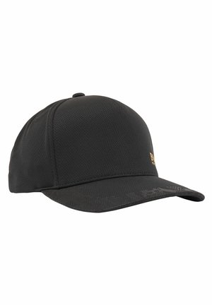 Casquette de baseball en tissu noir texturé avec une visière incurvée et un petit logo doré sur le côté droit à l'avant.