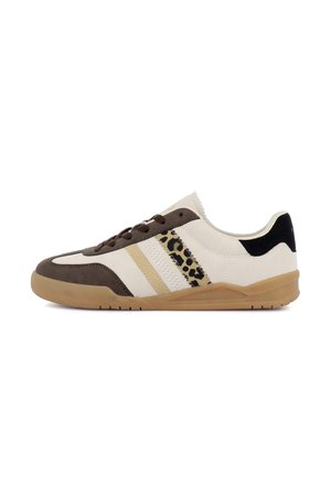 Baskets basses beige avec détails en daim marron, imprimé léopard et rayures dorées sur le côté, lacets marron, patch noir au talon et semelle en gomme.