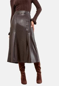 REGULAR FIT - Jupe trapèze - berry red faux leather