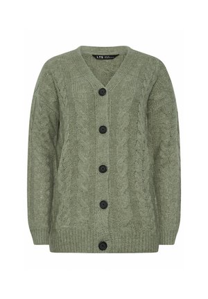 Cardigan vert en tricot avec un col en V, présentant un motif en mailles torsadées, des manches longues et six boutons noirs sur le devant.