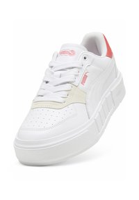 Zapatilla blanca de cuero con acentos en rosa, puntera perforada, cordones blancos, suela blanca gruesa y marca en el lateral. Tela texturizada en el talón.