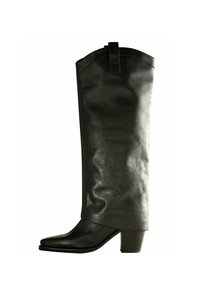 Bota de cuero negra hasta la rodilla con punta cuadrada, tacón grueso y textura suave. Presenta una parte superior redondeada y una lengüeta en la parte posterior para ponérsela con facilidad.