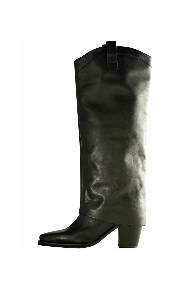 Bota de cuero negra hasta la rodilla con punta cuadrada, tacón grueso y textura suave. Presenta una parte superior redondeada y una lengüeta en la parte posterior para ponérsela con facilidad.