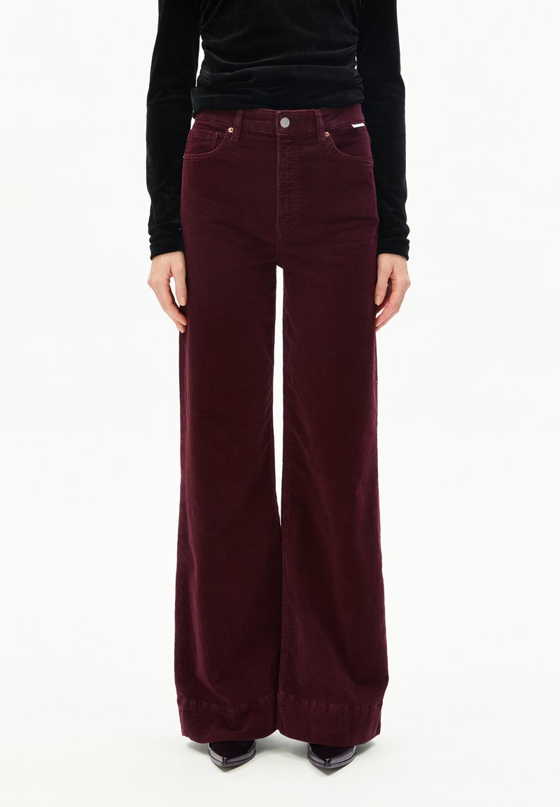 Bordeaux brede corduroy broeken met een hoge taille, vijf zakken en een contrasterende metalen knop. Het heeft een gladde textuur met een lichte glans.