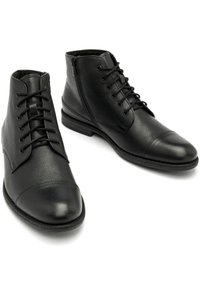 Czarne skórzane za kostkę buty z sznurowaniem, z zamkiem błyskawicznym i zaokrąglonym noskiem. Teksturalna powierzchnia z kontrastującym gładkim noskiem.