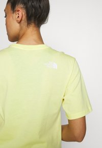 The North Face RELAXED SIMPLE DOME  - T-shirt basic - stinger yellow