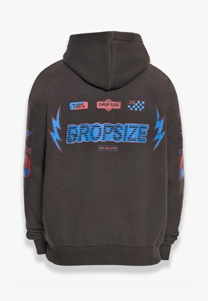 Tmavošedá mikina s veľkým modrým nápisom "DROPSIZE" a farebnými grafikami. Obsahuje kapucňu, rebrované manžety a rôzne potištěné nášivky.