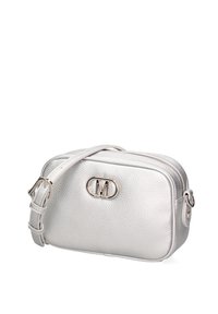 Borsa a tracolla in pelle argentata con texture, forma rettangolare, chiusura con zip e un logo decorativo in tonalità oro sulla parte anteriore. Tracolla regolabile.