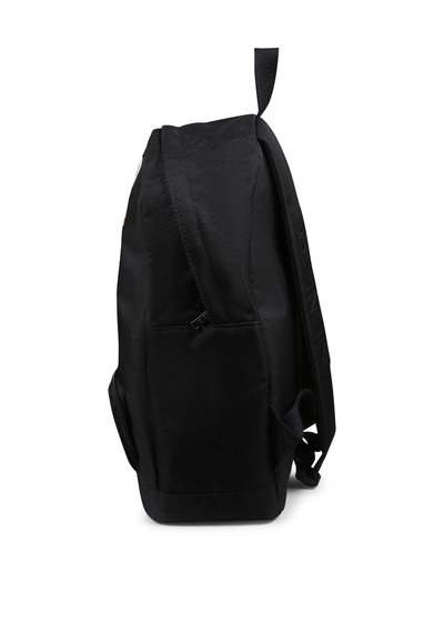 Le sac à dos en tissu noir présente une surface texturée, des bretelles réglables, une poche latérale et une base arrondie. Design simple, sans logos visibles.