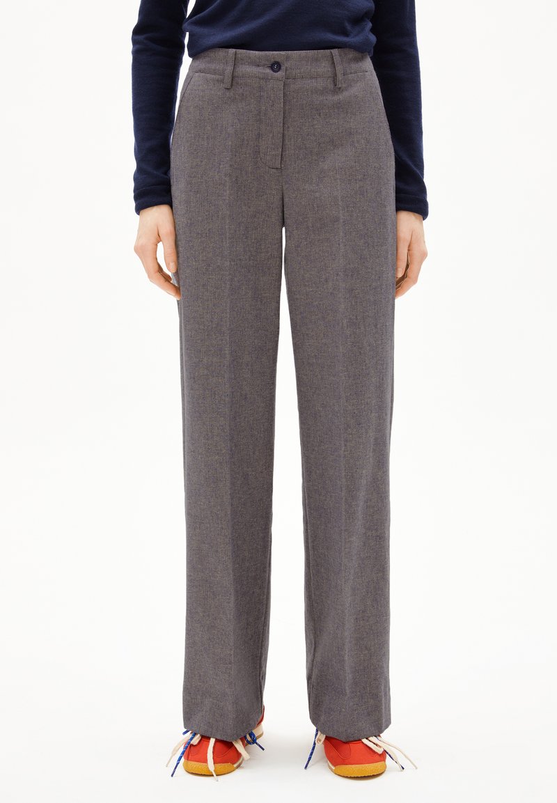 Grau melierte gerade geschnittene Hose aus einem Wollmix mit flachem Bund, Knopfverschluss und zwei Seitentaschen. Verfügt über eine subtile Textur und ein maßgeschneidertes Design.