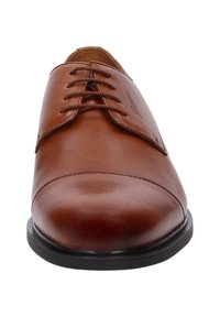 Scarpa da dress in pelle marrone con punta arrotondata, chiusura con lacci e finitura liscia. Presenta una suola in gomma nera per maggiore durata.