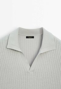 Pull en maille côtelée gris clair avec un large col ouvert et un col en V court, présenté à plat sur fond blanc.