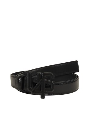 Zwarte leren riem met een glanzende zwarte gespsluiting en de gegraveerde letters "U4S." De riem heeft een gladde textuur en is plat.