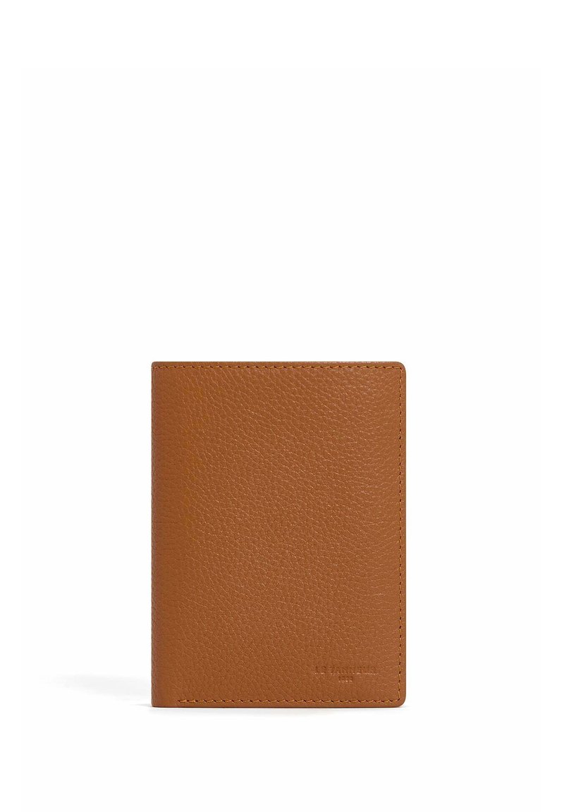 Portefeuille en cuir brun avec une finition texturée, de forme carrée, à design minimaliste, et couture visible le long des bords. Présente un logo embossé.