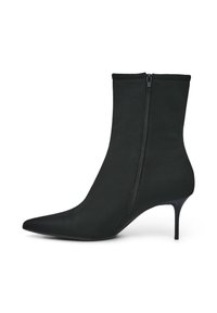 Stivale alla caviglia nero con punta a punta, cerniera laterale e tacco a stiletto sottile su uno sfondo bianco.