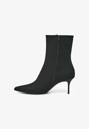 Schwarzer Knöchelstiefel mit spitzer Zehe und hohem Stiletto-Absatz. Verfügt über einen seitlichen Reißverschluss und eine glatte, elegante Textur.