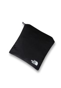 Cuscino nero realizzato in tessuto liscio, di forma quadrata, con un logo bianco "The North Face" su un angolo e un'etichetta pendente.