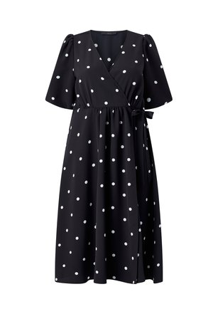 Zwarte midi-wikkeljurk met witte polkadots, korte pofmouwen, V-hals en zijstrikdetail in de taille.