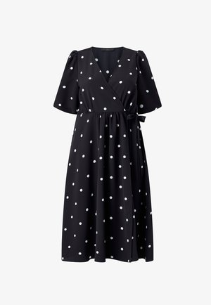Czarna sukienka typu midi z kopertowym zapinaniem, białe kropki, krótkie bufiaste rękawy, dekolt w serek oraz wiązanie w talii z boku.