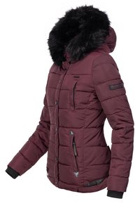 Chaqueta de plumas burdeos con capucha de piel sintética negra, que cuenta con bolsillos laterales con cremallera, cierre frontal con botones y puños acanalados.