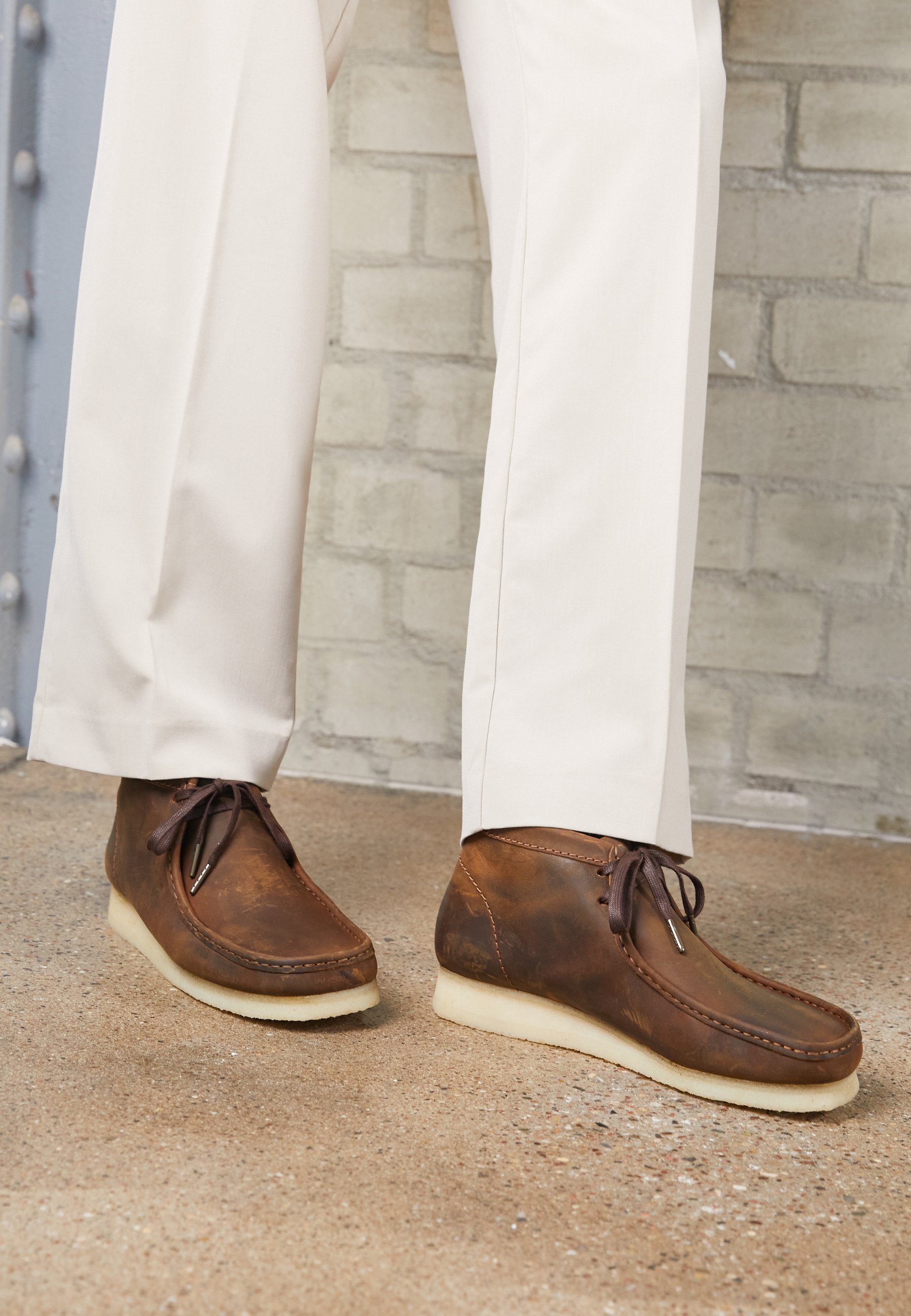 Clarks Originals WALLABEE - Casual lace-ups - beeswax/brown - Zalando
