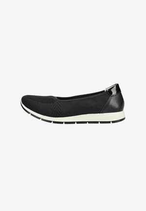 Černá sportovní bota se snadným nazouváním, pleteným svrškem, bílou podrážkou a lesklým černým detailem na patě, zobrazena z boku na bílém pozadí.