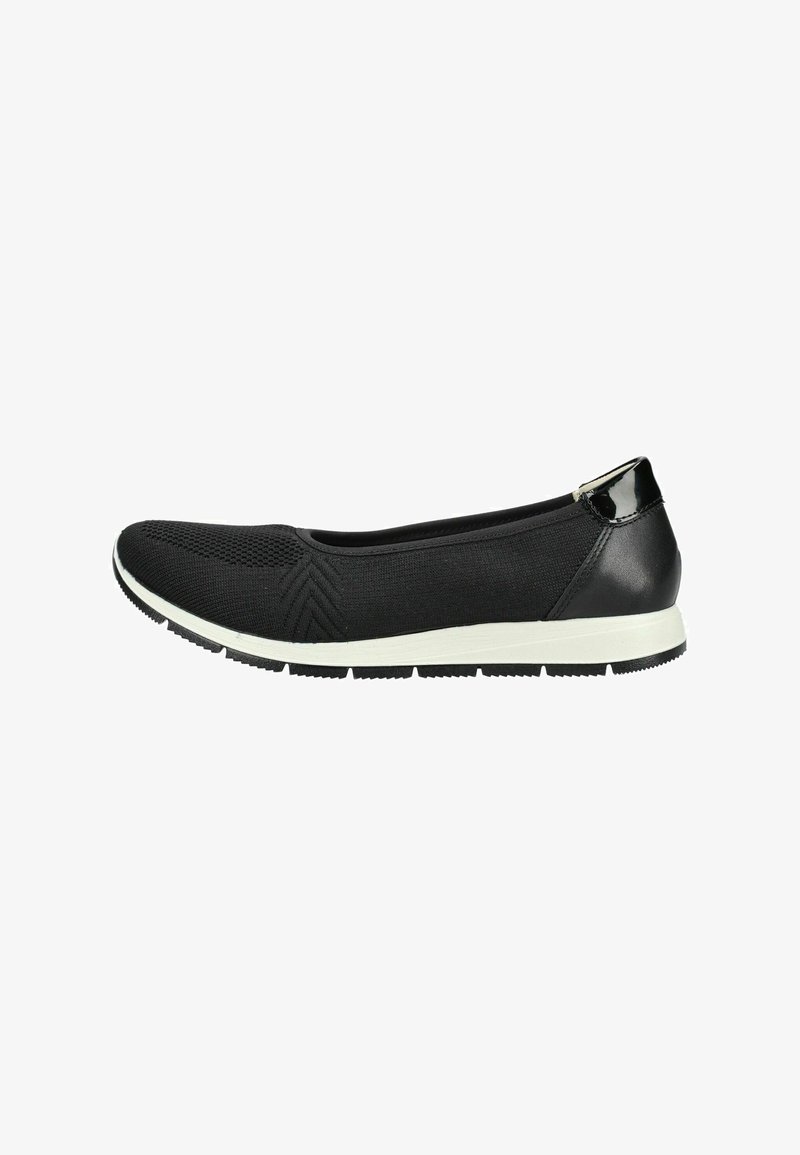 Zwarte instapsneaker met gebreide bovenkant, witte zool en glanzend zwart hieldetail, zijaanzicht op een witte achtergrond.