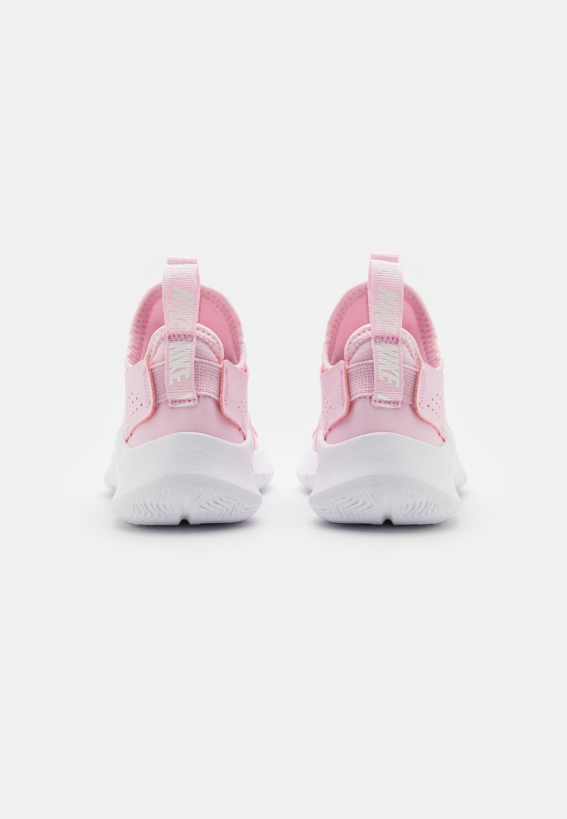 Rosa Sportschuhe mit einem glatten Textilobermaterial und Gummisohle. Die Merkmale umfassen einen gepolsterten Kragen, eine Rückziehhilfe und eine Markenkennzeichnung an der Ferse.