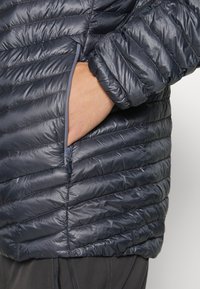 Norrøna TROLLVEGGEN SUPERLIGHT JACKET - Casaco de penas - cool black