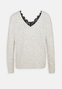 Jasnoszary sweter z długimi rękawami, w serek, z czarną koronką przy dekolcie. Miękka faktura i luźny fason.