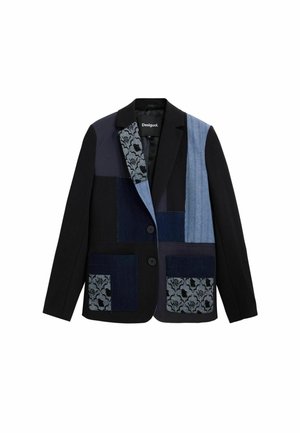 Blazer patchwork nero con dettagli in denim e tessuto testurizzato, adornato da un motivo floreale, due tasche e chiusura con un bottone.