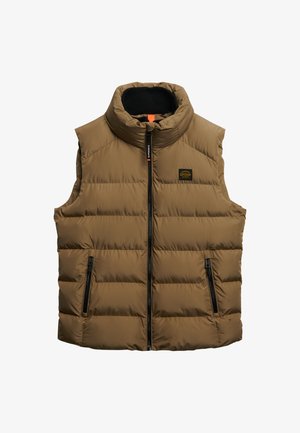 Gilet imbottito marrone, con colletto alto, zip frontale e due tasche laterali con zip. La texture trapuntata aggiunge isolamento.