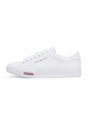 Sneaker bianca bassa con chiusura con lacci, logo Tommy Hilfiger sul lato e piccolo dettaglio a strisce rosse, bianche e blu sulla suola.