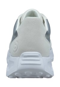 Rückansicht eines weißen Sneakers mit strukturiertem Profil, grauen seitlichen Akzenten und einem kreisförmigen, geprägten Logo in der Nähe der Ferse.