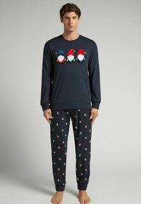 Námorníci pyžamo set, který zahrnuje dlouhý rukáv blůzu s vyšívanými trpaslíky a vzorované kalhoty s motivy trpaslíků, vyrobené z měkké tkaniny.