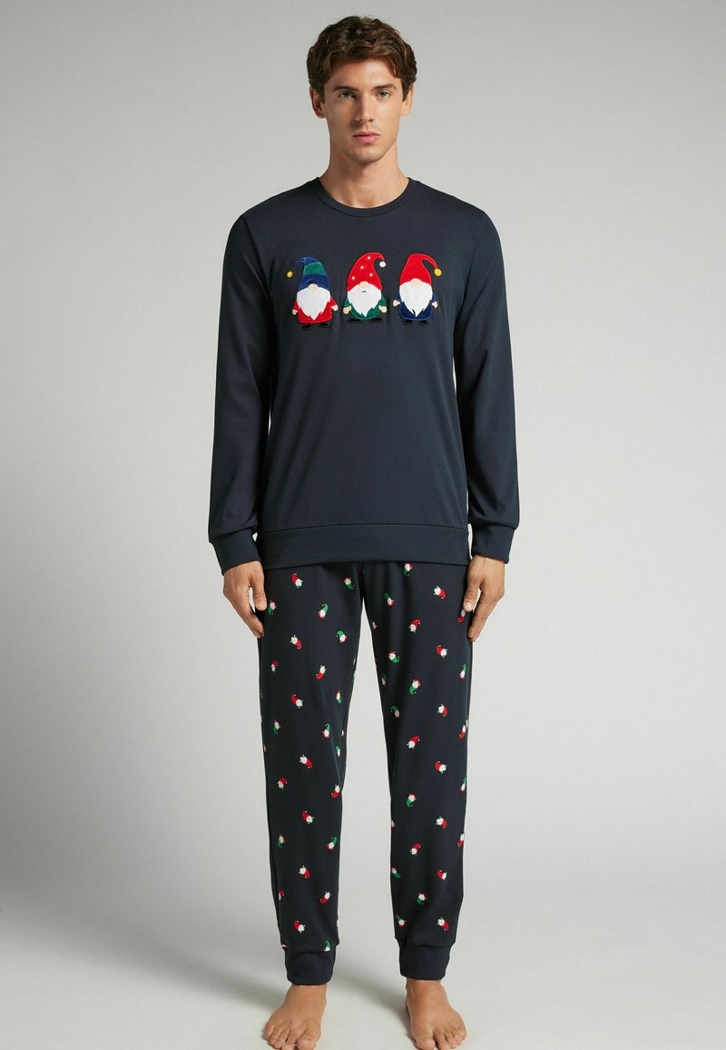 Námorníci pyžamo set, který zahrnuje dlouhý rukáv blůzu s vyšívanými trpaslíky a vzorované kalhoty s motivy trpaslíků, vyrobené z měkké tkaniny.