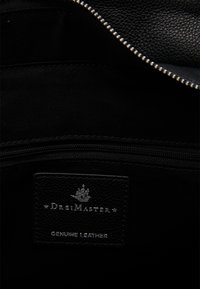 Étiquette en cuir véritable noir avec le texte en relief "DreiMaster" et "Cuir véritable" avec des accents et des coutures en argent. Intérieur avec une fermeture éclair.