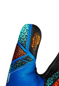 Torwarthandschuh mit einem schwarz-blauen Design und geometrischen Mustern in Türkis und Orange. Enthält ein auffälliges "Grip Infinity"-Logo.