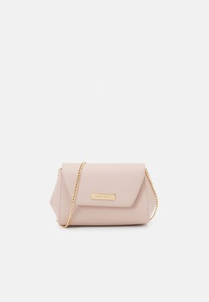 Pale roze clutch van synthetisch leer met een overslagklep, een gouden kettingriem en een metalen logo-accent aan de voorkant.