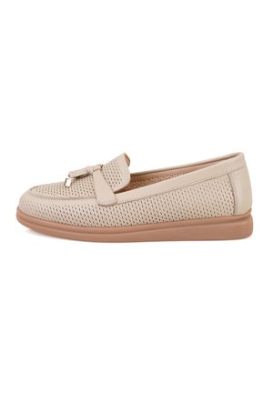 Beige geperforeerde loafers met een strikaccent, voorzien van een flexibele tan rubberen zool en een soepele leren afwerking.