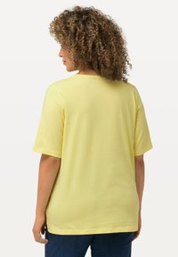 Ulla Popken CATCH ME BY THE SEA GRAPHIC  - T-Shirt print - lemon yellow