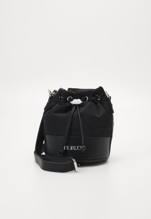 Zwarte bucketbag met trekkoordsluiting, zilverkleurige hardware, verstelbare schouderriem en "Fiorucci"-logo aan de voorkant.