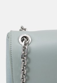 Calvin Klein RE-LOCK  - Borsa a tracolla - pigeon jacquard mono